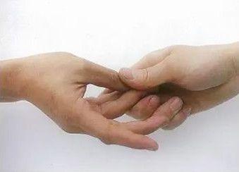 食指受伤出血，这风水预兆预示着什么不祥之事即将发生？