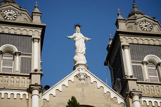 踏入天主堂的瞬间，我却被喧嚣淹没——这真的是心灵的避风港吗？