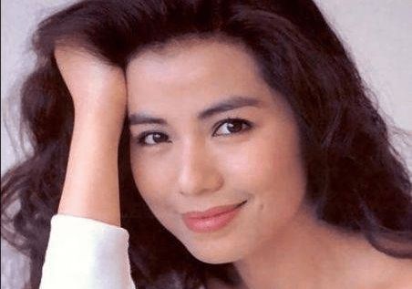 钟楚红八字和人生经历中，有哪些细节揭示了她的命运转折点？