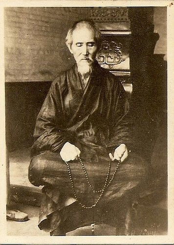 佛教泰斗八字命理如何解释高僧八字中的命运转折点？