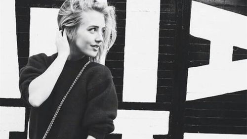 二、  自信与魅力的主动展示：属龙女性的心理策略