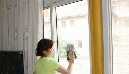 梦见擦玻璃擦干净了是什么预兆？