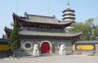 楞严禅寺位于营口市新兴大街西16号,地处营口市中心,与哈尔滨极乐寺、 长春般若寺、沈阳慈恩寺合称东北四大禅林。 楞严禅寺始建于1922年，1931年落成。寺院共有佛殿九十九间，院落规整，主体建筑分布在正南正北走向的一条中轴线上。全寺布局为三进院落。山门为大屋檐歇山式， 琉璃瓦顶...