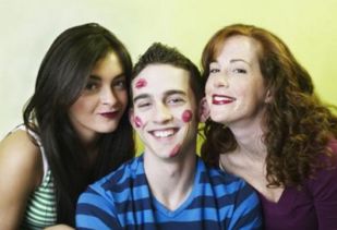 八字男命得女人喜爱，哪种八字的男人忒别重感情？