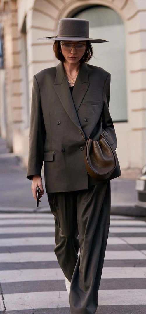 如何下载俐灵每日五行色穿衣搭配指南？