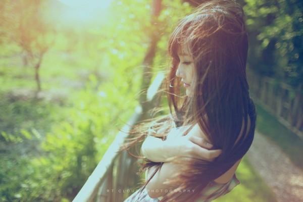 八字食伤透天干的人傲气，食伤不透天干的人性格如何？