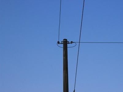 三岔路口西南角电线杆风水如何调整？