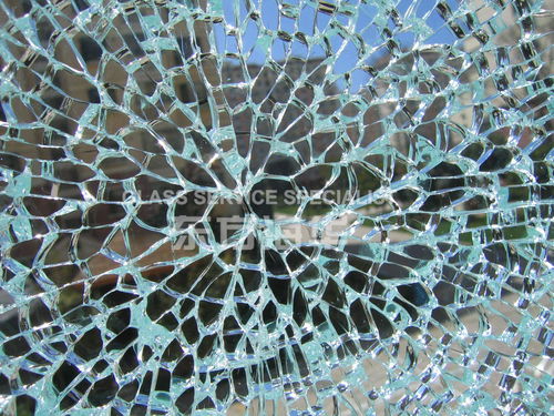 第二章：玻璃与水晶材质的比较分析及感官影响