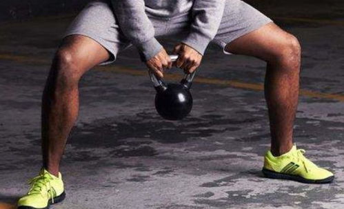 一、 深蹲运动：根基稳固与能量提升