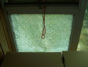 家里窗户玻璃突然碎了，这是不是风水问题，应该找谁帮忙修改呢？