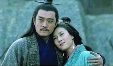 初次听闻“子灏”， 人们常联想到一位身着素衫、目光清亮的年轻群体——他或许在图书馆专注研读，也能在运动场上全力奔跑；谈吐有节制，行事有章法；不疾不徐，却自带一种不可忽视的内在定力与精神层面较高度。