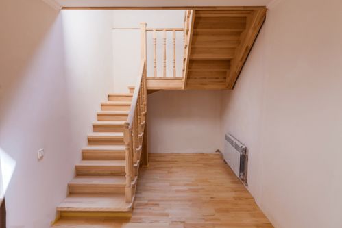 三、 楼梯形状、材质及其对家宅风水的影响