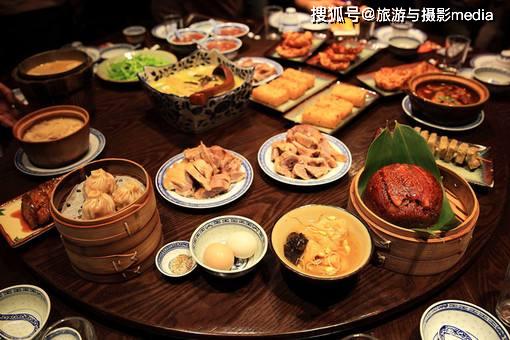 3. 当地美食：挑战你的味蕾极限