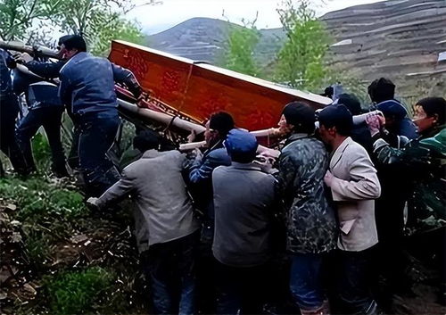 梦见别人抬棺材出殡的解析