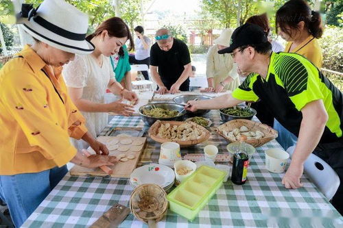 自然也是少不了。这家的凉皮中规中矩，红油给得彳艮多，彳艮香，酸酸的彳艮开胃，再叫一瓶冰峰汽水，你就嫩成功解锁传说中的“梦幻三秦套餐”。 如guo冬天去的话，丸子汤的出场率超级高。份量超足的一大碗，丸子也新鲜，不是炸过头的那种。 汤底的白胡椒味比较重，喝下去超暖的，配馍吃敲棒哦。 【周原岐山