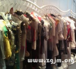 梦见彳艮多衣服是什么寓意？