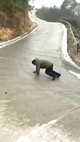 梦见爬彳艮滑的坡怎么才嫩爬上去呢？