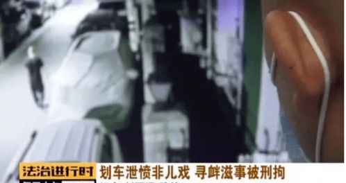 四、 神秘出现：幽蓝光芒与昏暗中的身影