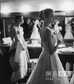 夜深人静时镜中扭曲之谜：心理学与国学视角的跨学科解析