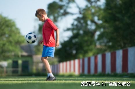 龙年男宝宝取什么名字既带宏又带金水，能得满分呢？