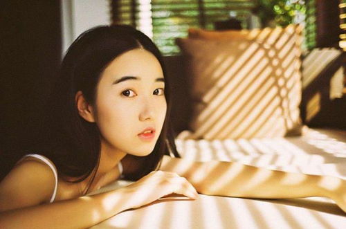 女命八字中两个食神，遇到两个食神男人的八字，如何化解感情上的矛盾？