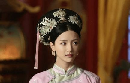 一、家族背景与入宫契机