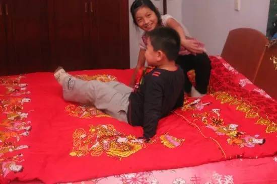 2026年9月适合安床吉日，新婚铺床早生贵子需要准备哪些用品？