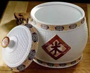 空米缸与水缸：丰收寓意的反衬